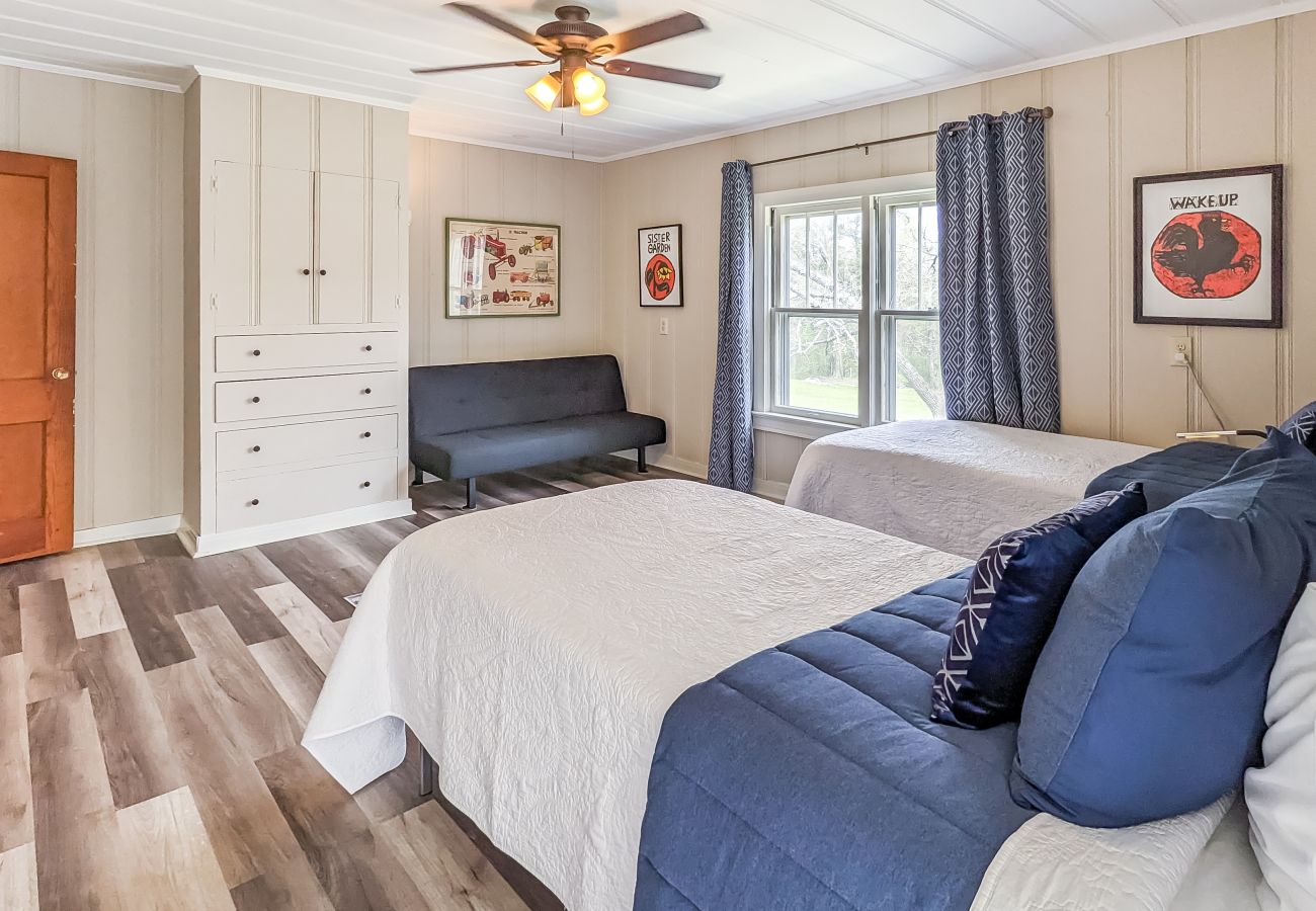 House in Mountain View - The Homestead on Main ~ walk to historic square