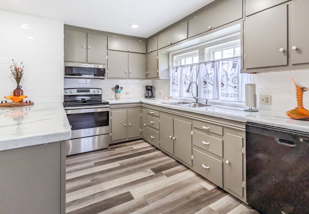 House in Mountain View - The Homestead on Main ~ walk to historic square