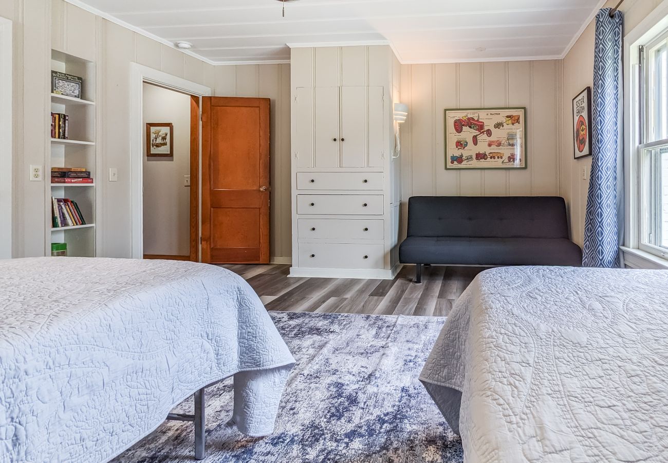 House in Mountain View - The Homestead on Main ~ walk to historic square