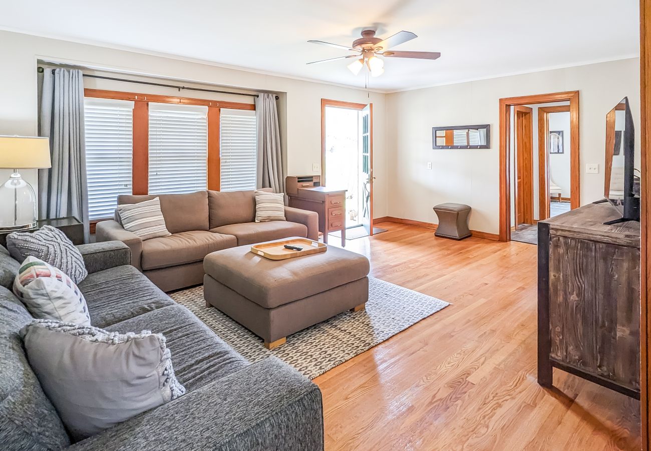 House in Mountain View - The Homestead on Main ~ walk to historic square