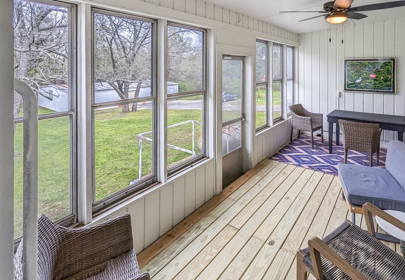 House in Mountain View - The Homestead on Main ~ walk to historic square