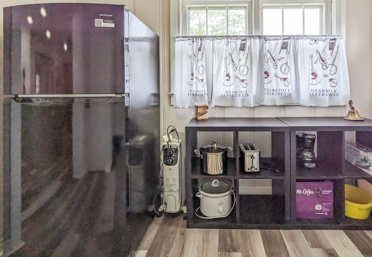 House in Mountain View - The Homestead on Main ~ walk to historic square