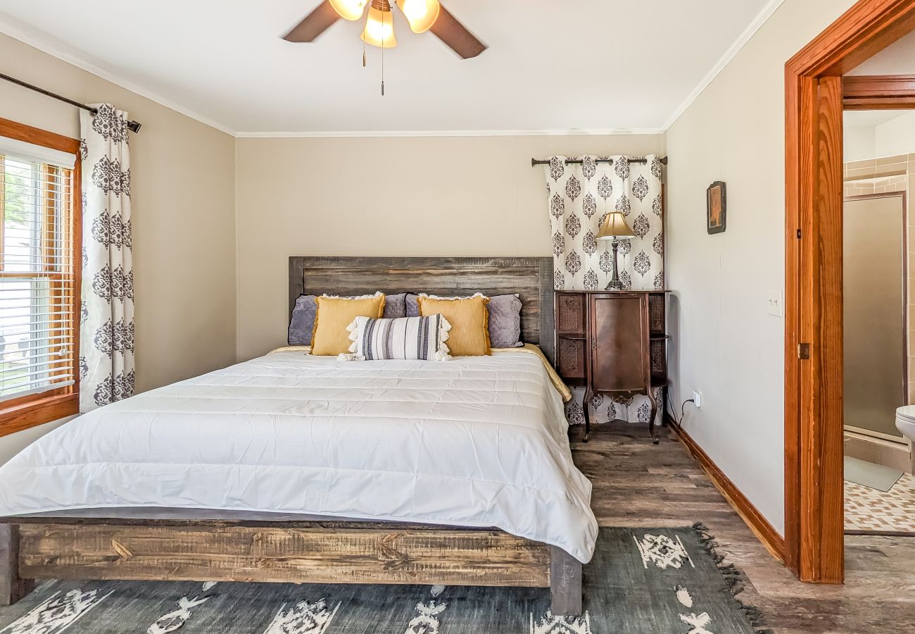 House in Mountain View - The Homestead on Main ~ walk to historic square