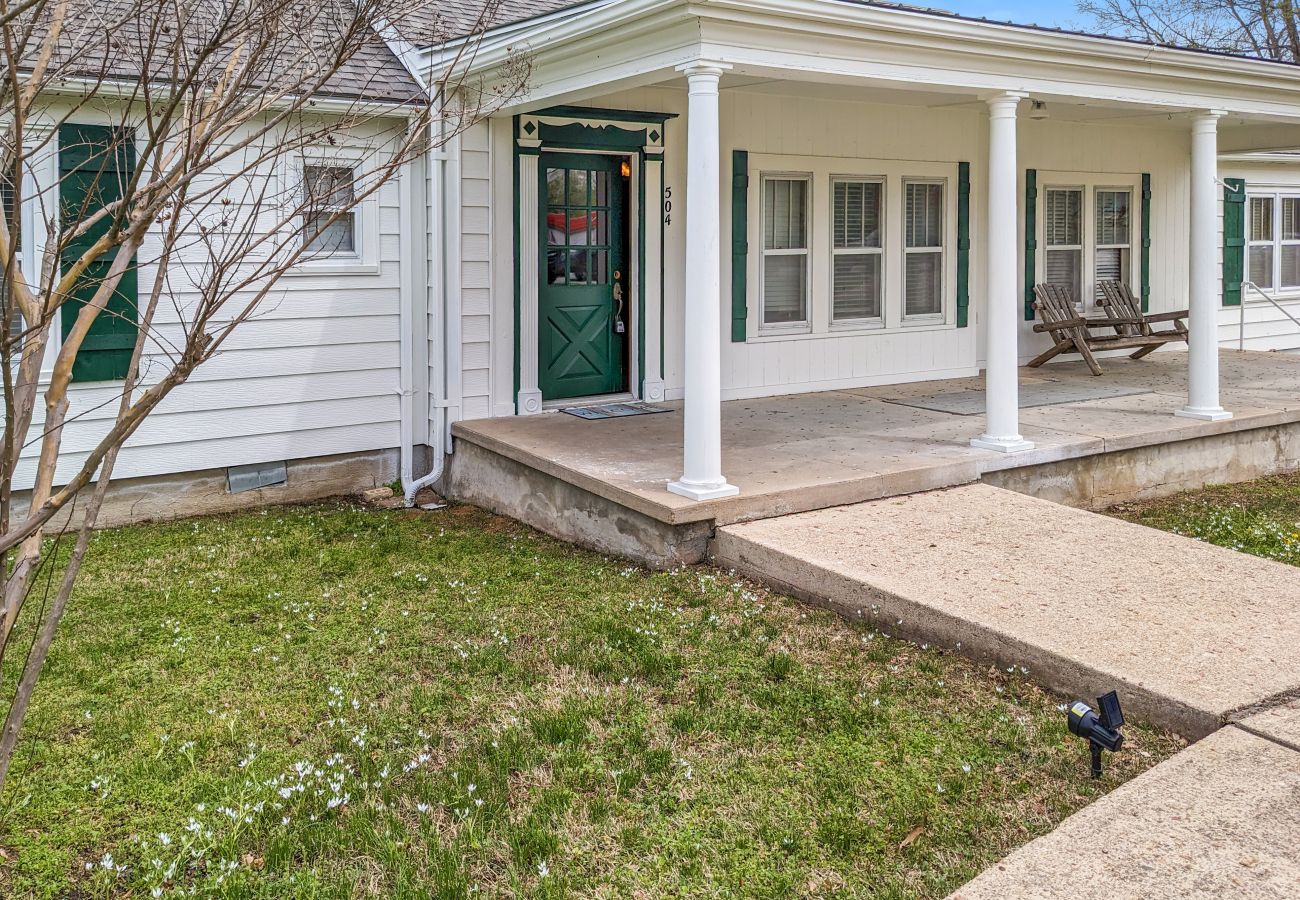 House in Mountain View - The Homestead on Main ~ walk to historic square