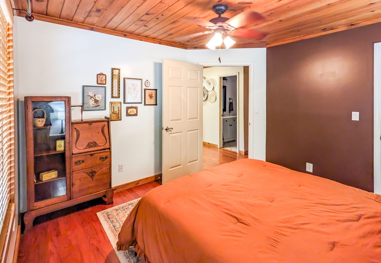 Cabin in Mountain View - Stone Cottage - with OPTIONAL Hot Tub