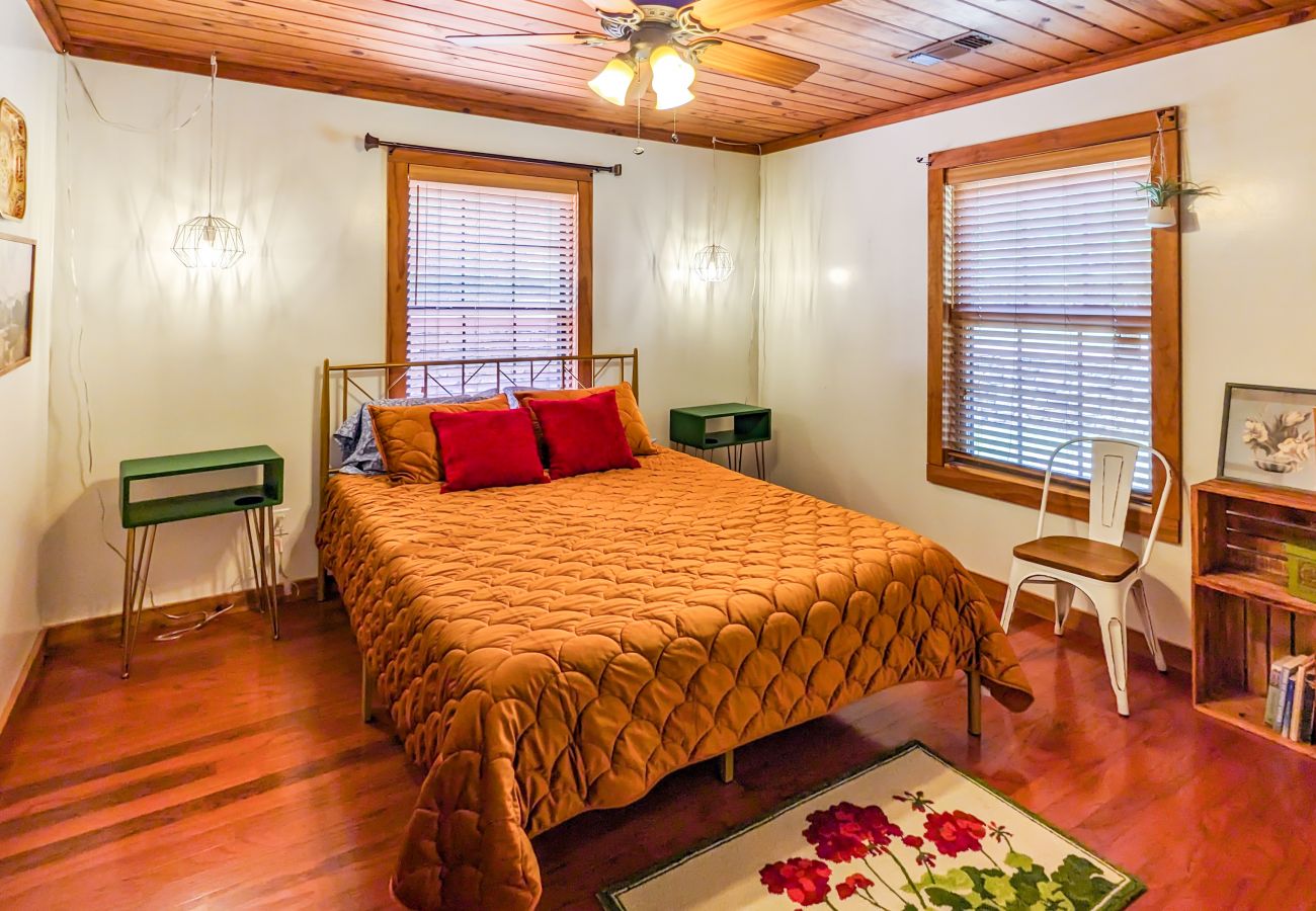 Cabin in Mountain View - Stone Cottage - with OPTIONAL Hot Tub