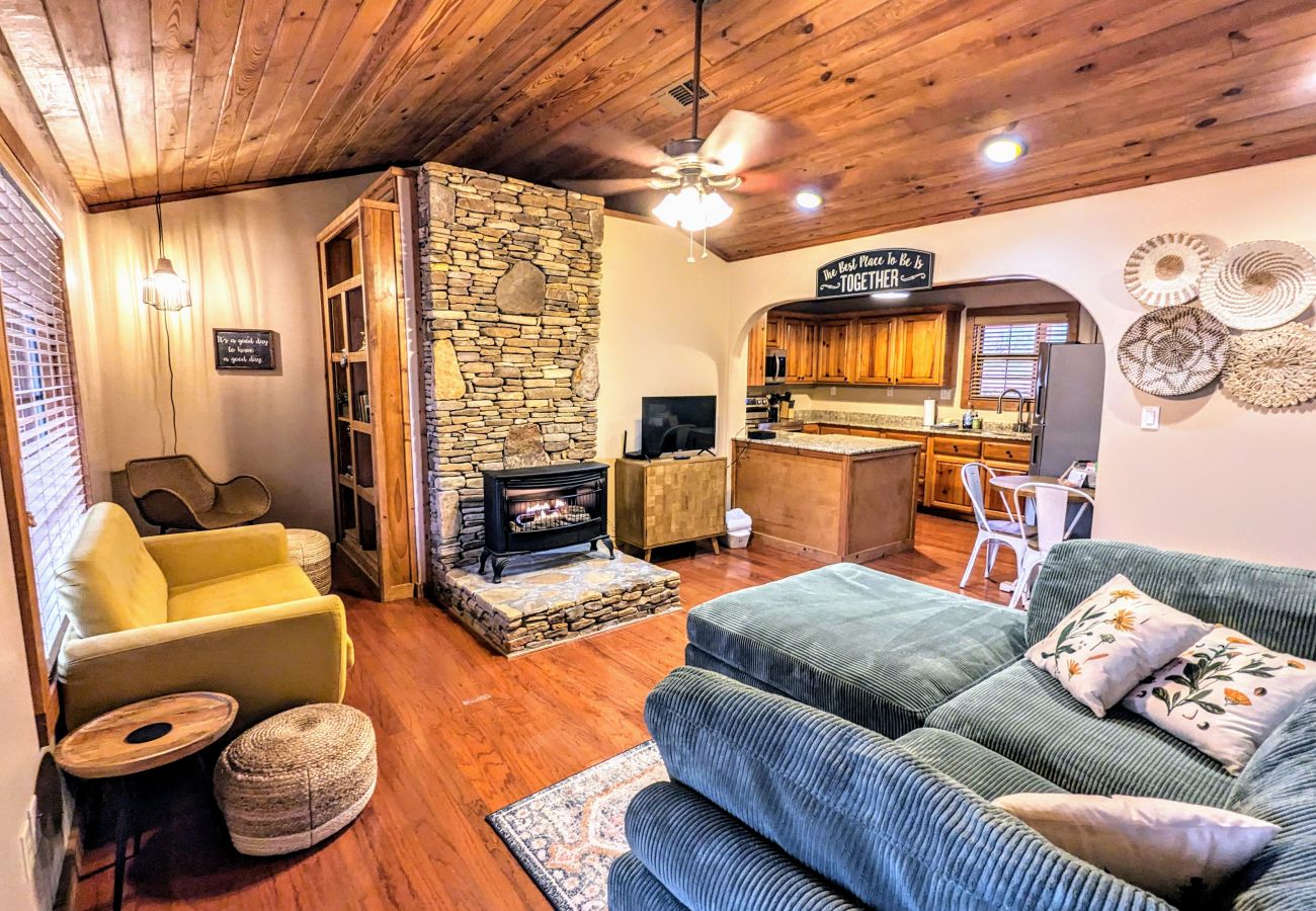 Cabin in Mountain View - Stone Cottage - with OPTIONAL Hot Tub