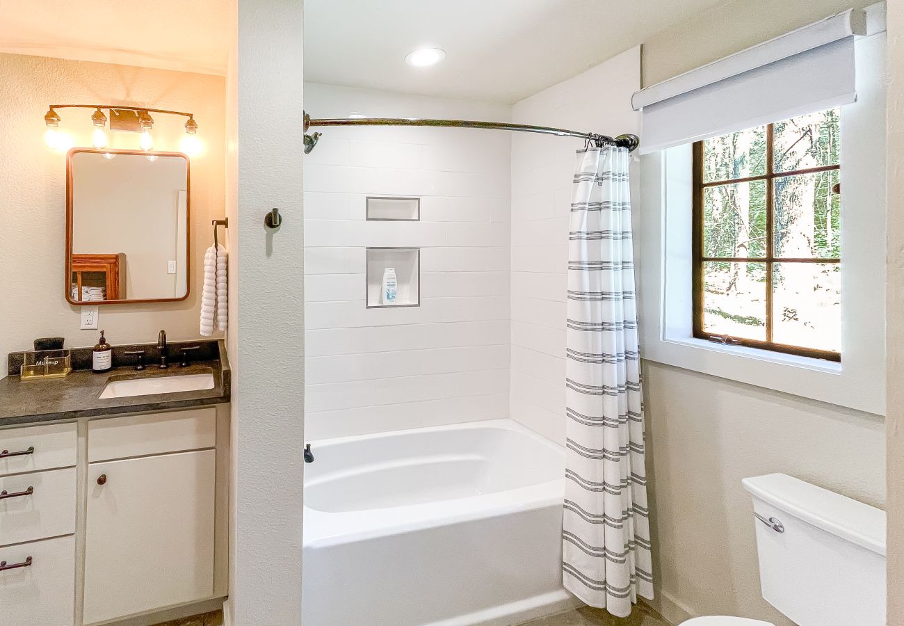 Cabin in Heber Springs - Camp Chinkapin ~ total privacy w/ dock