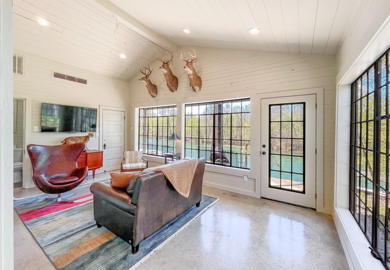 Cabin in Heber Springs - Camp Chinkapin ~ total privacy w/ dock