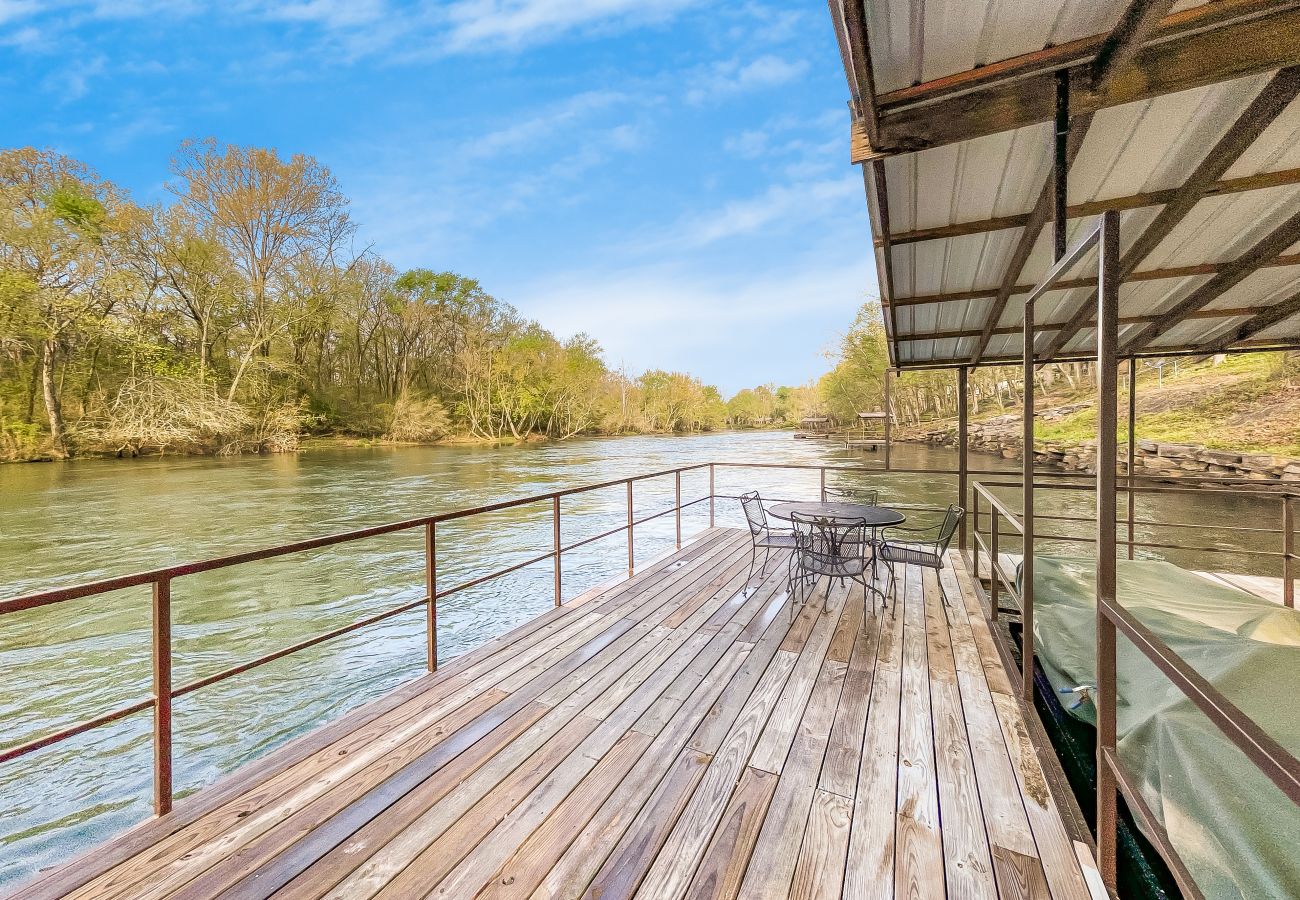 Cabin in Heber Springs - Camp Chinkapin ~ total privacy w/ dock