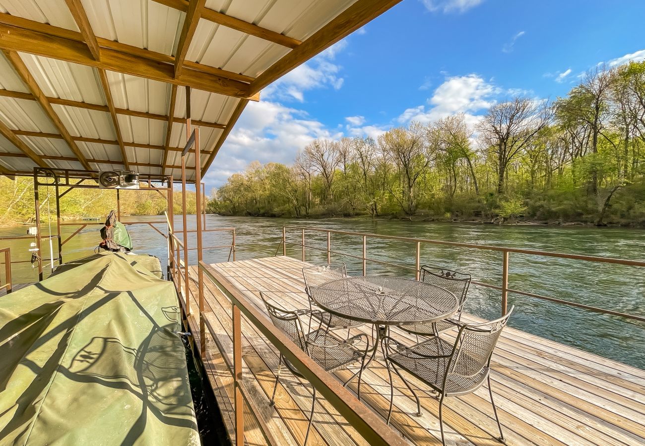 Cabin in Heber Springs - Camp Chinkapin ~ total privacy w/ dock