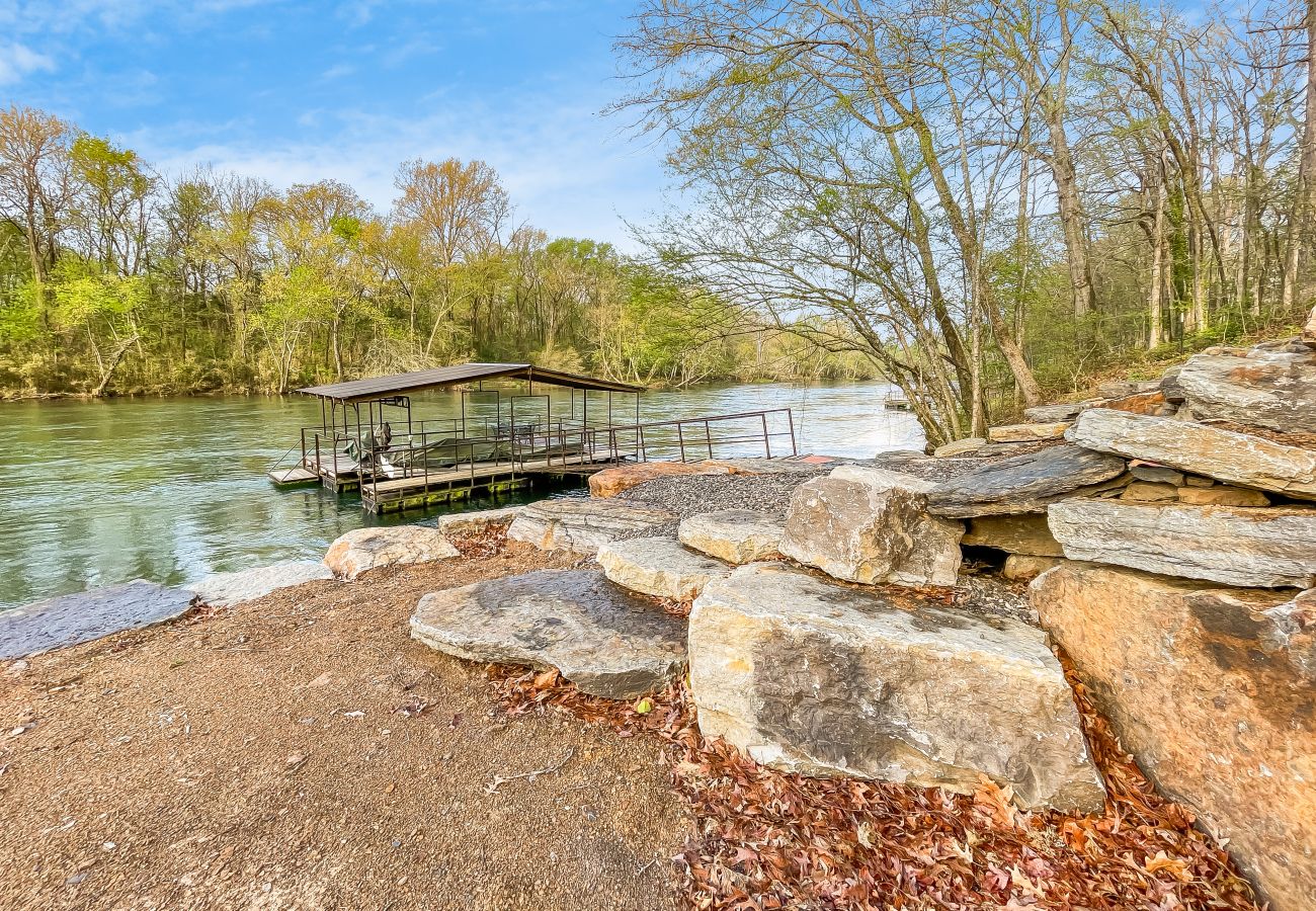 Cabin in Heber Springs - Camp Chinkapin ~ total privacy w/ dock