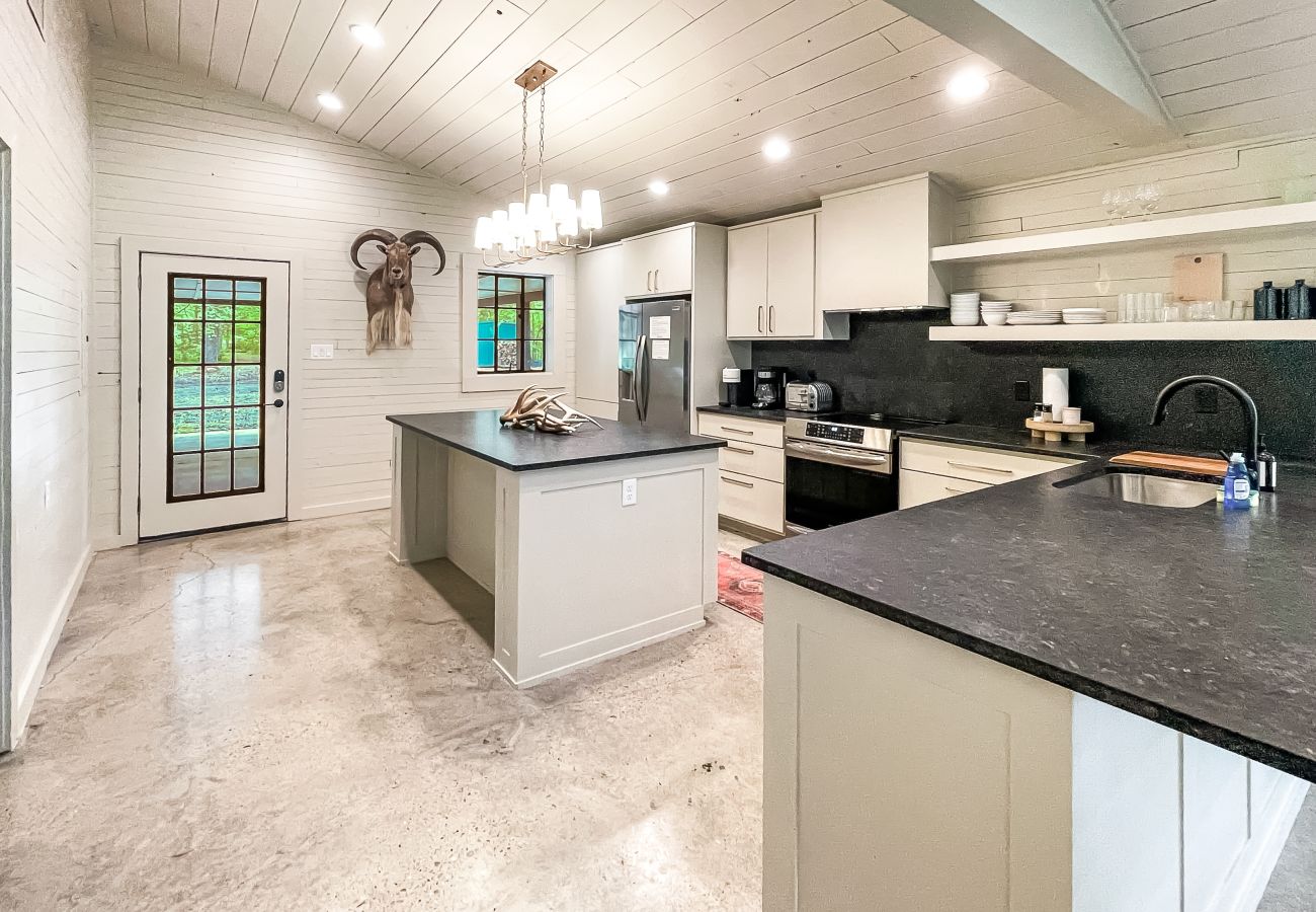 Cabin in Heber Springs - Camp Chinkapin ~ total privacy w/ dock