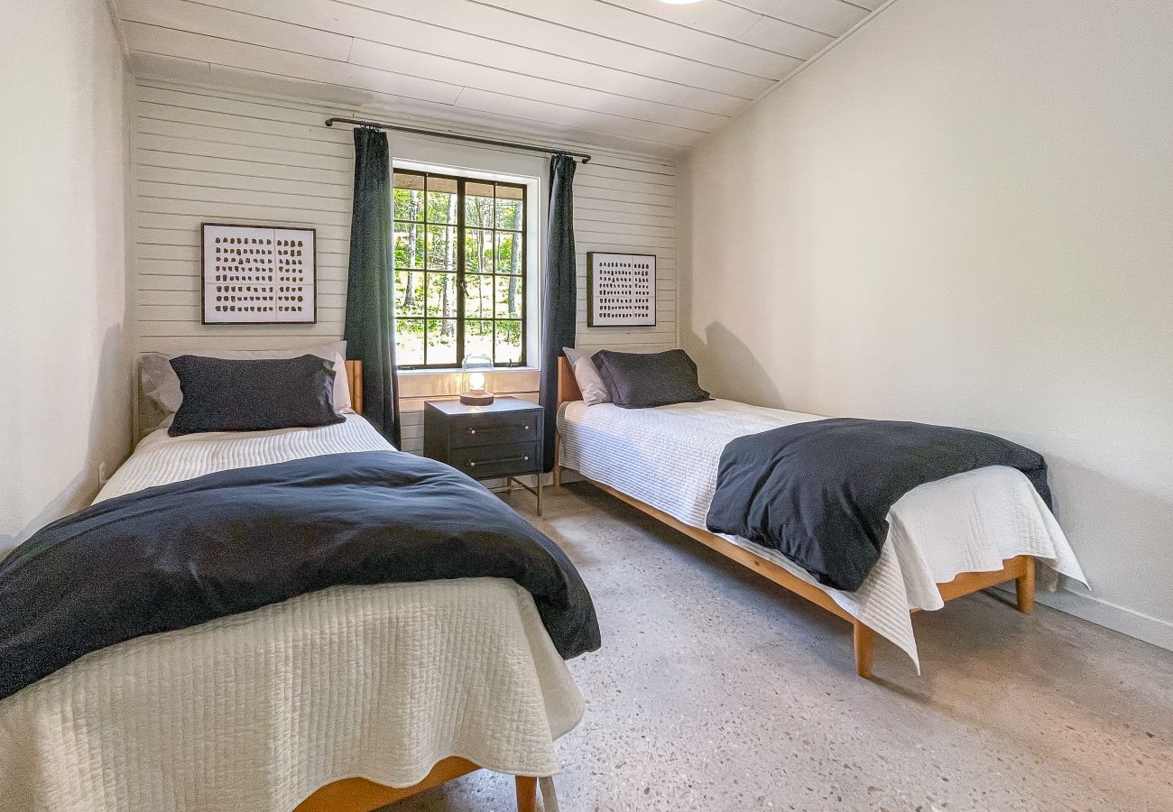 Cabin in Heber Springs - Camp Chinkapin ~ total privacy w/ dock