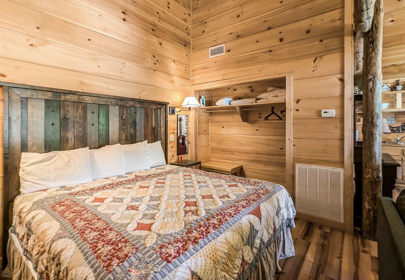 Cabin in Mountain View - #74 Pinewood Cabin: Hog Holler