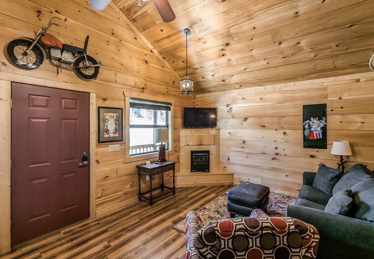 Cabin in Mountain View - #74 Pinewood Cabin: Hog Holler