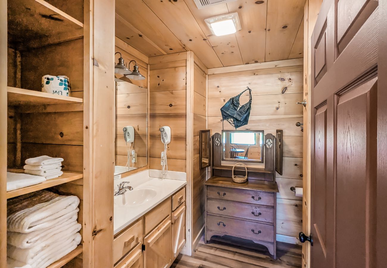 Cabin in Mountain View - #74 Pinewood Cabin: Hog Holler