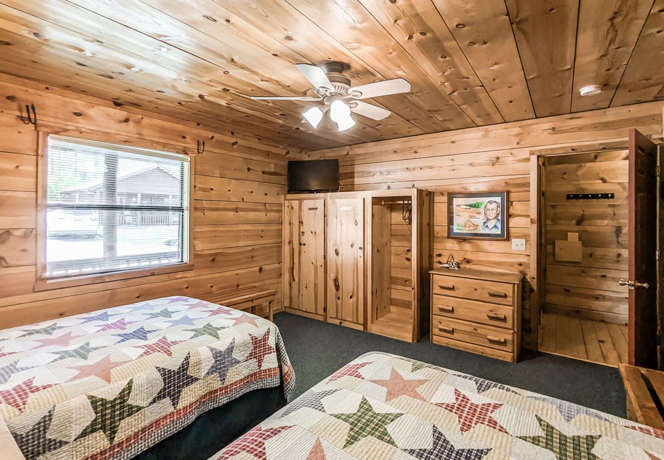 Cabin in Mountain View - #43 Pinewoods Cabin: Lancaster & Co