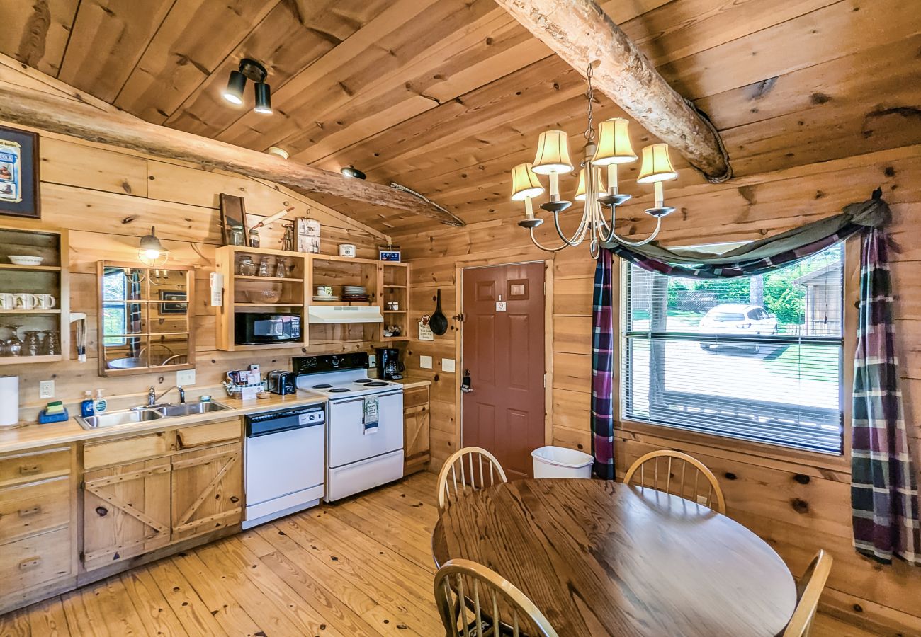 Cabin in Mountain View - #43 Pinewoods Cabin: Lancaster & Co