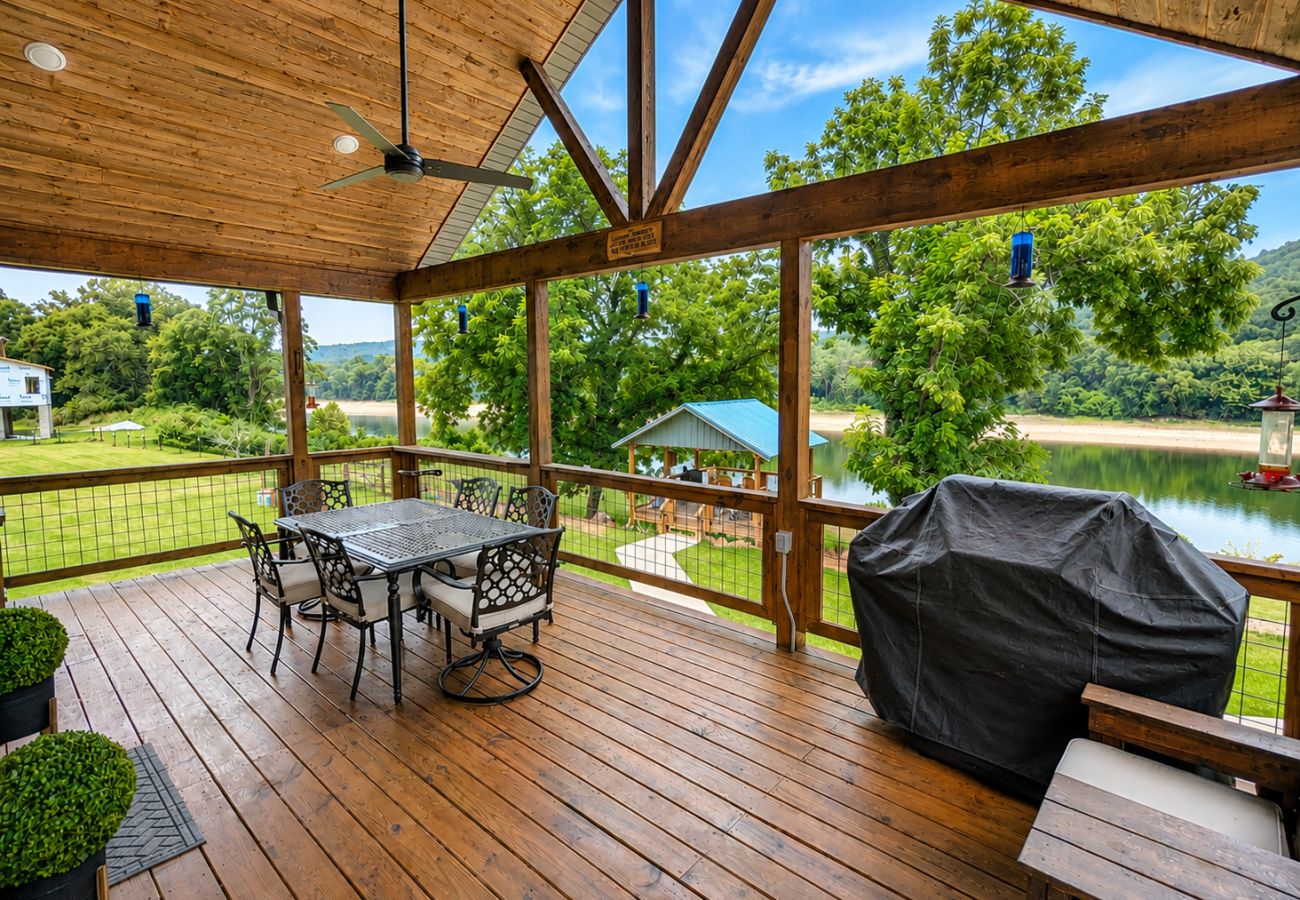 Cabin in Mountain View - *NEW* River Valley Retreat ~ directly on White River