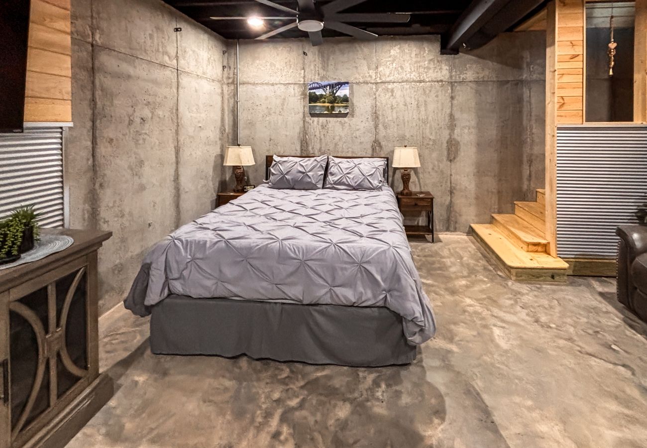 Cabin in Mountain View - *NEW* River Valley Retreat ~ directly on White River