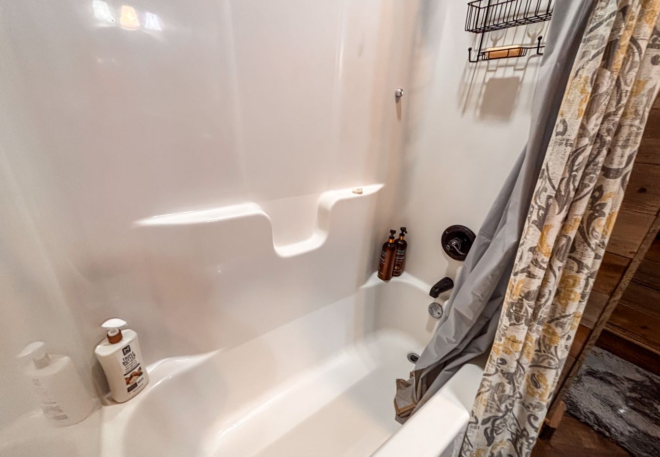 Cabin in Mountain View - *NEW* River Valley Retreat ~ directly on White River