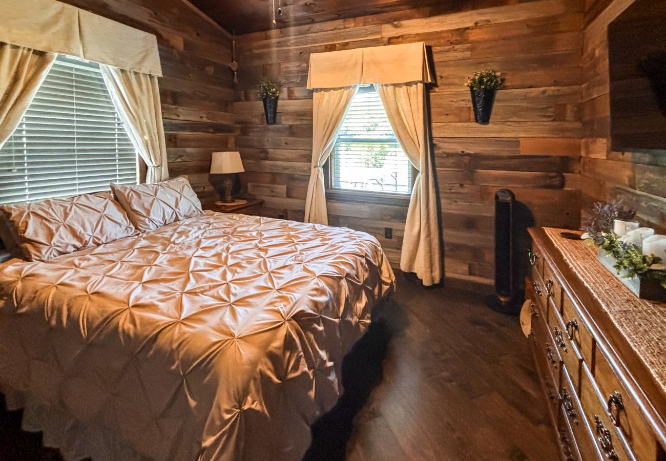 Cabin in Mountain View - *NEW* River Valley Retreat ~ directly on White River