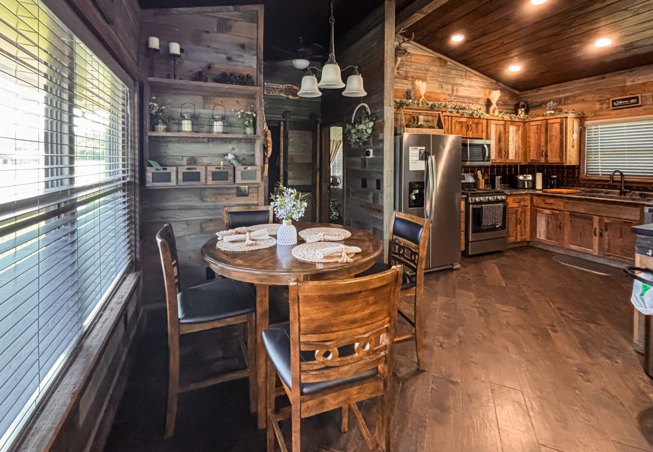 Cabin in Mountain View - *NEW* River Valley Retreat ~ directly on White River