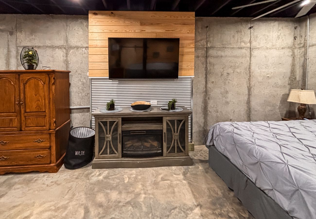 Cabin in Mountain View - *NEW* River Valley Retreat ~ directly on White River
