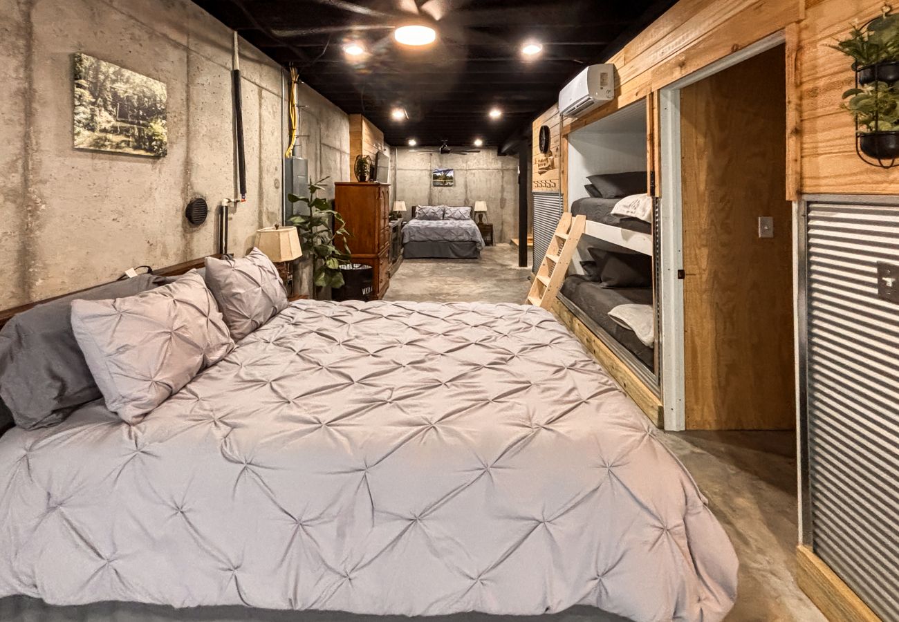 Cabin in Mountain View - *NEW* River Valley Retreat ~ directly on White River