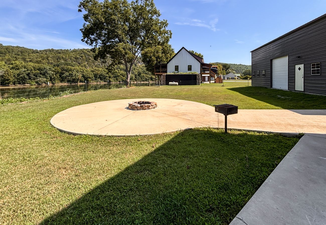 Cabin in Mountain View - *NEW* River Valley Retreat ~ directly on White River