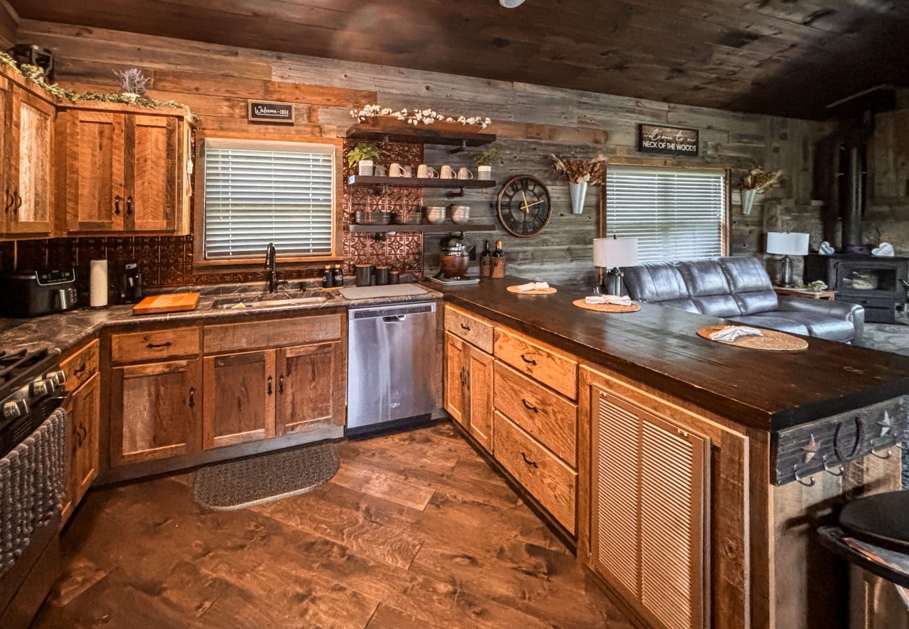 Cabin in Mountain View - *NEW* River Valley Retreat ~ directly on White River