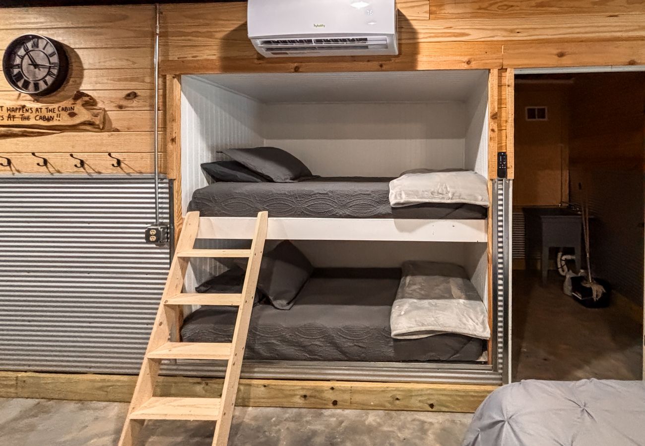 Cabin in Mountain View - *NEW* River Valley Retreat ~ directly on White River