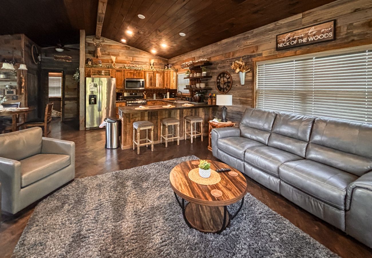 Cabin in Mountain View - *NEW* River Valley Retreat ~ directly on White River