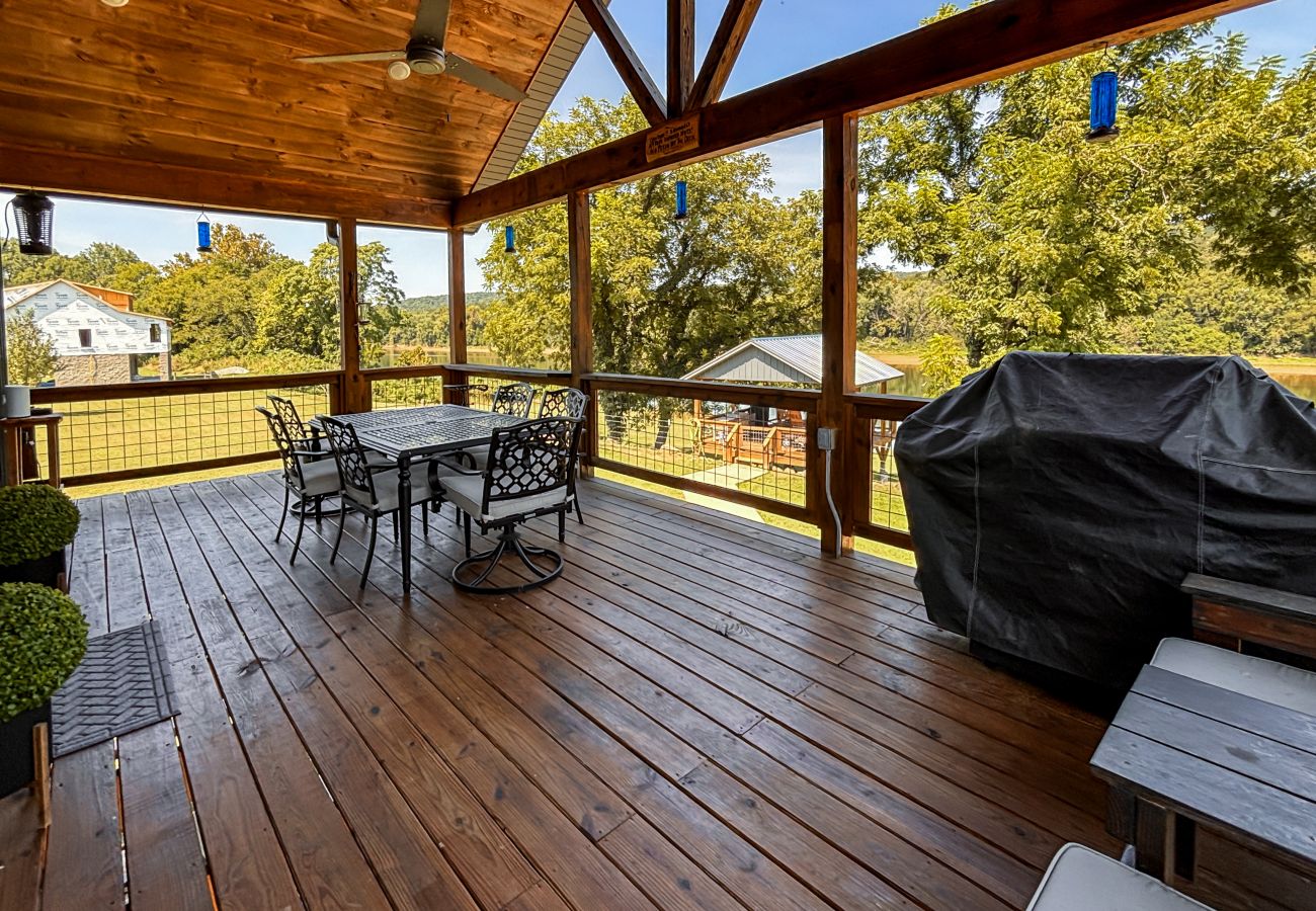 Cabin in Mountain View - *NEW* River Valley Retreat ~ directly on White River