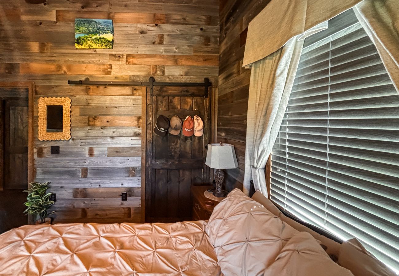 Cabin in Mountain View - *NEW* River Valley Retreat ~ directly on White River