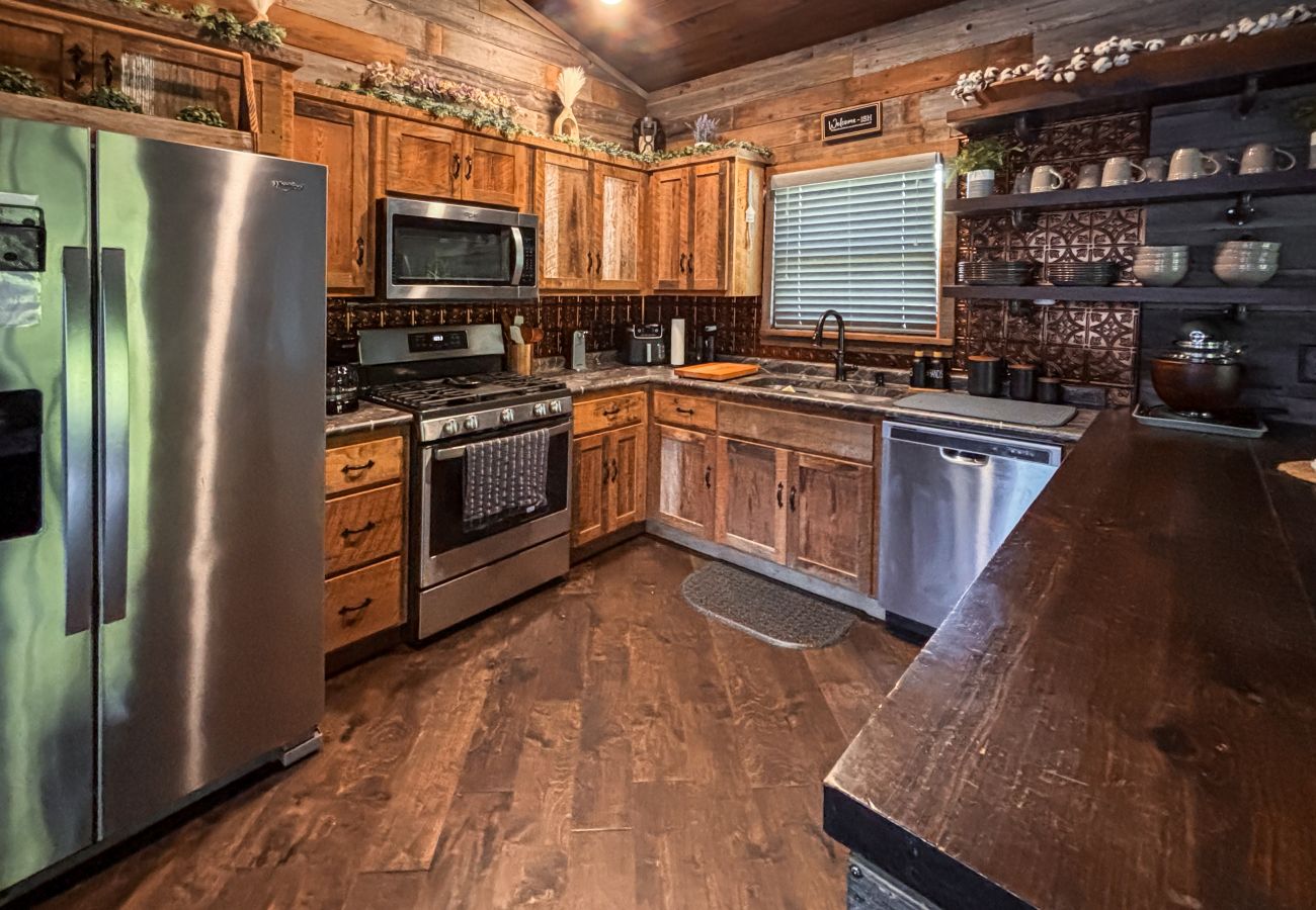 Cabin in Mountain View - *NEW* River Valley Retreat ~ directly on White River