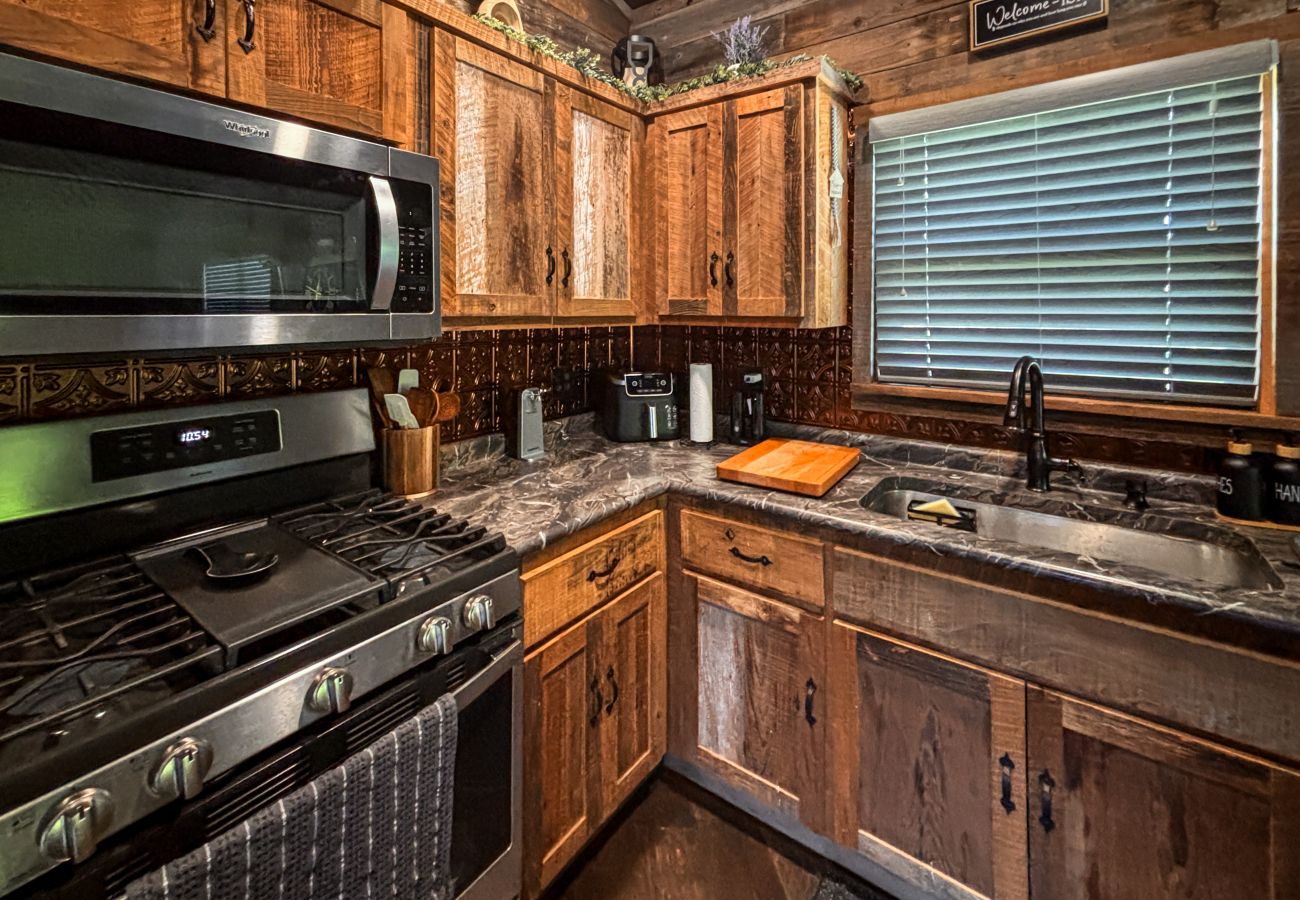 Cabin in Mountain View - *NEW* River Valley Retreat ~ directly on White River
