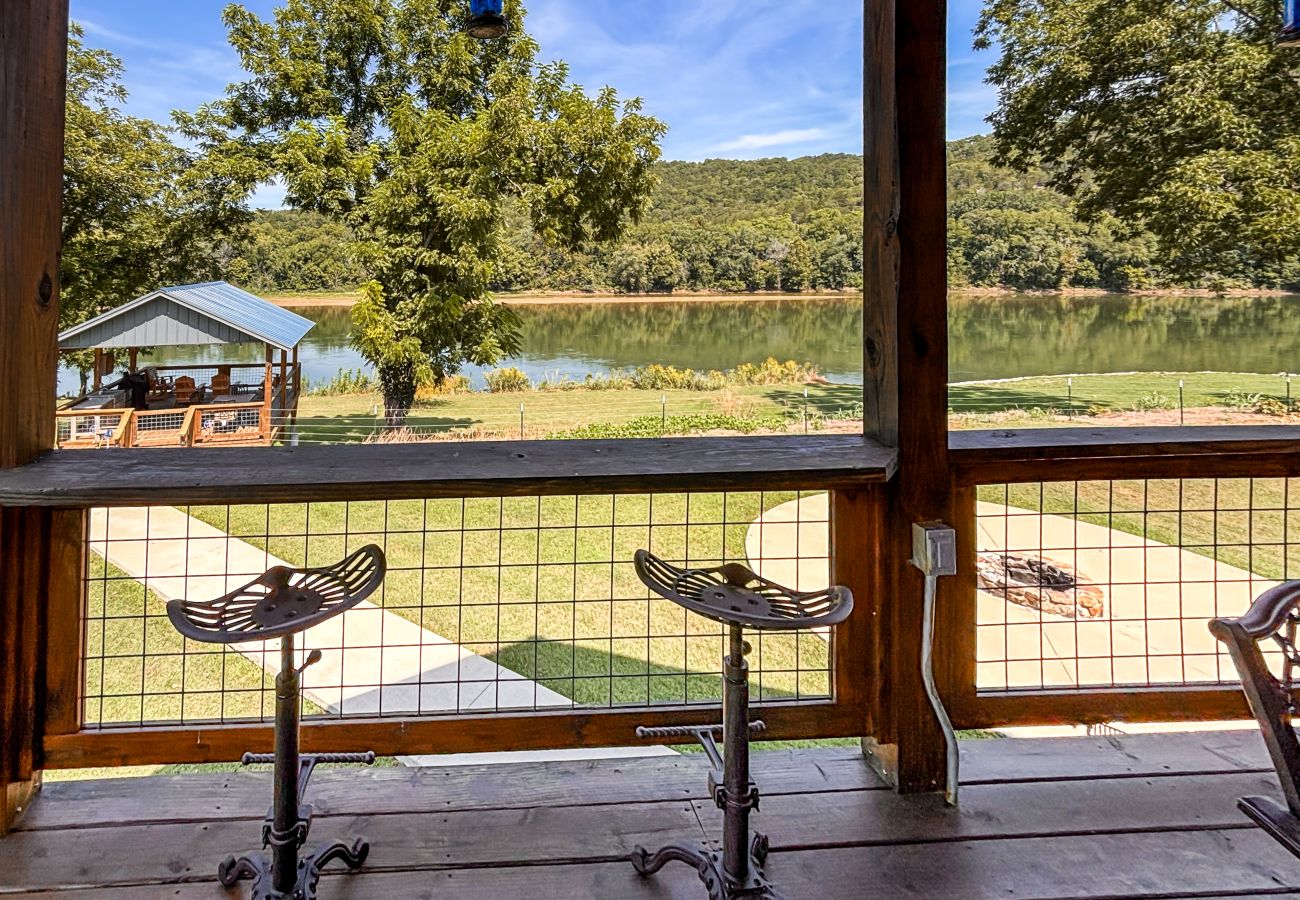 Cabin in Mountain View - *NEW* River Valley Retreat ~ directly on White River