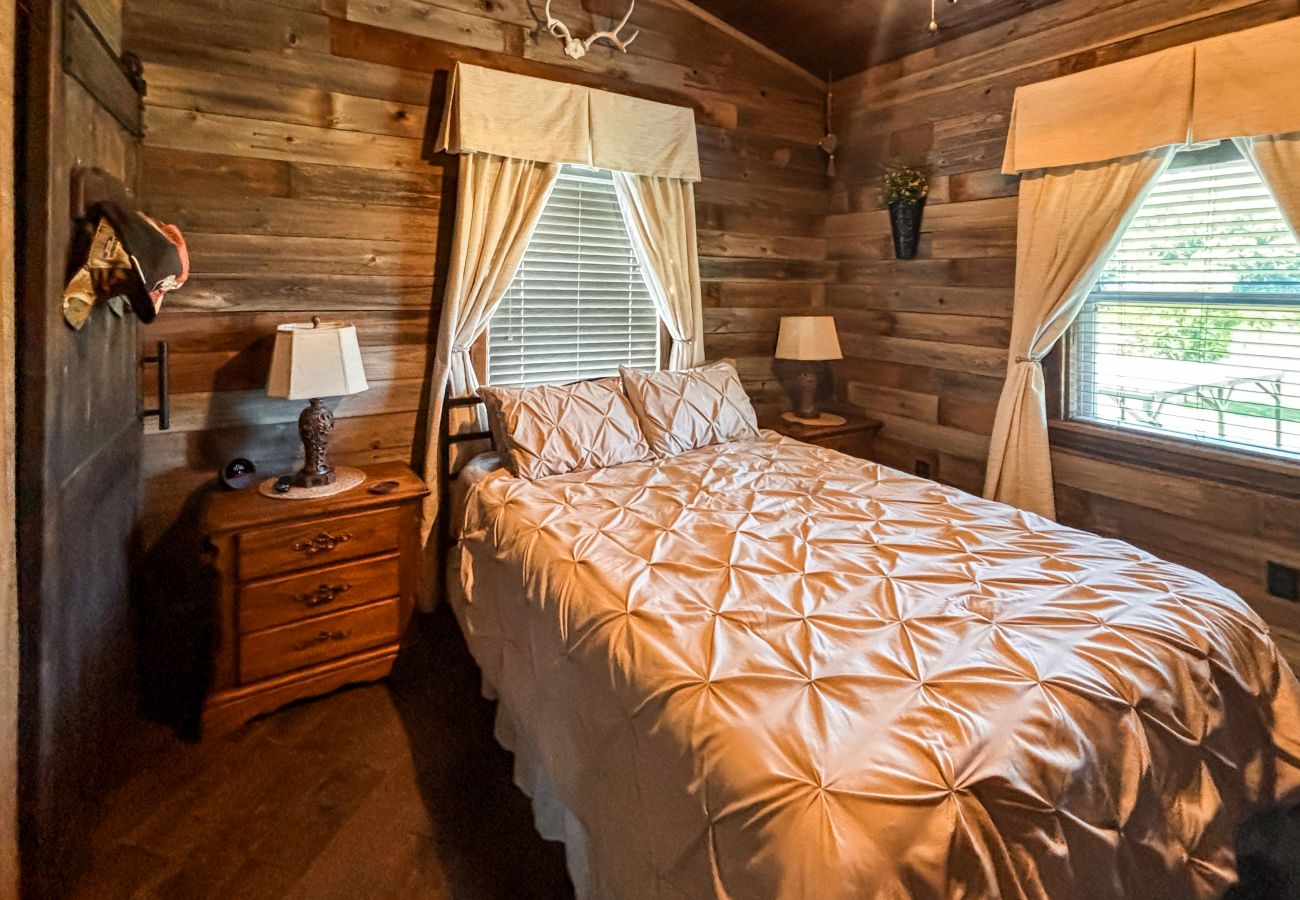 Cabin in Mountain View - *NEW* River Valley Retreat ~ directly on White River