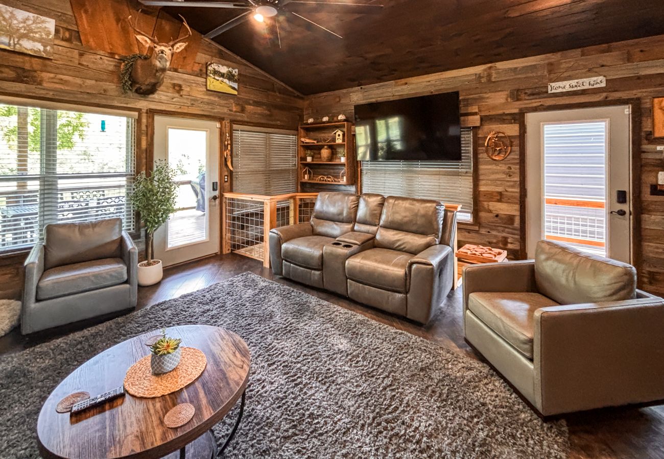 Cabin in Mountain View - *NEW* River Valley Retreat ~ directly on White River