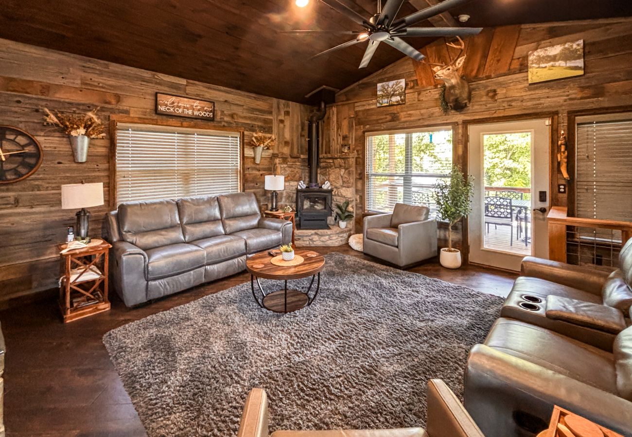 Cabin in Mountain View - *NEW* River Valley Retreat ~ directly on White River