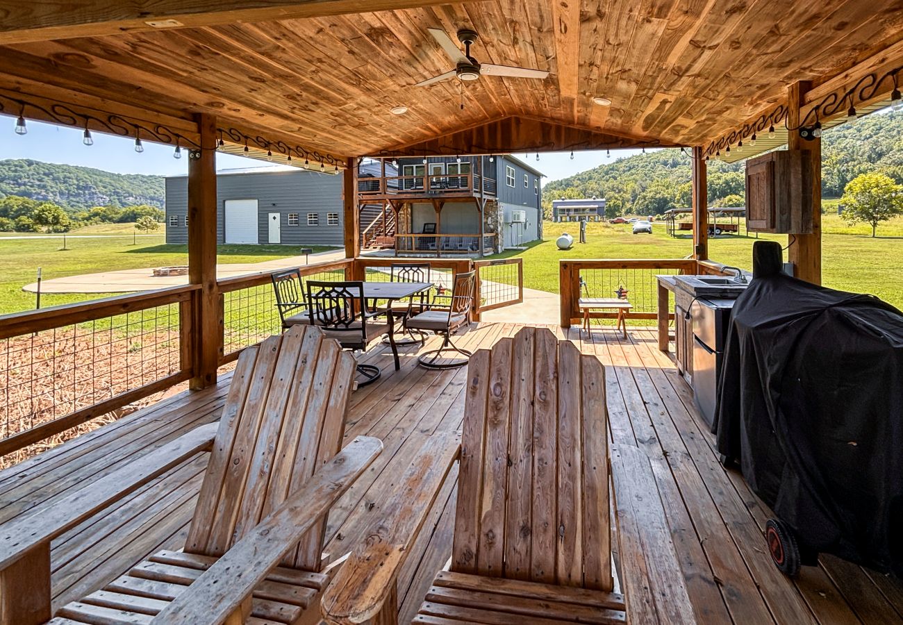 Cabin in Mountain View - *NEW* River Valley Retreat ~ directly on White River