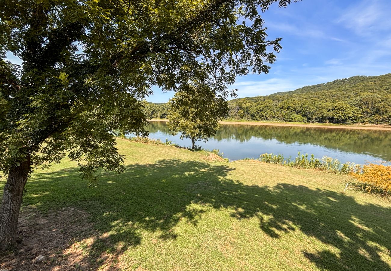 Cabin in Mountain View - *NEW* River Valley Retreat ~ directly on White River