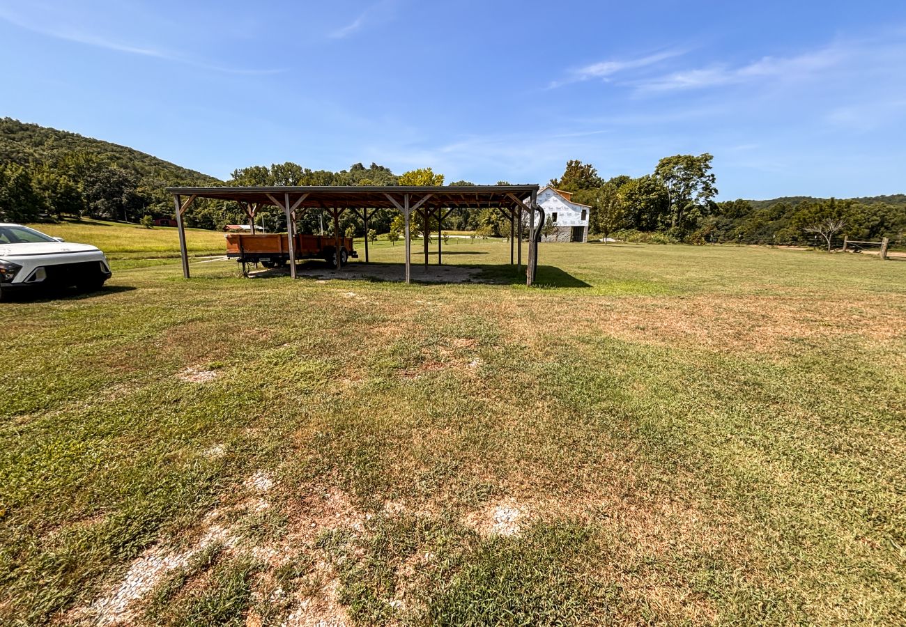 Cabin in Mountain View - *NEW* River Valley Retreat ~ directly on White River