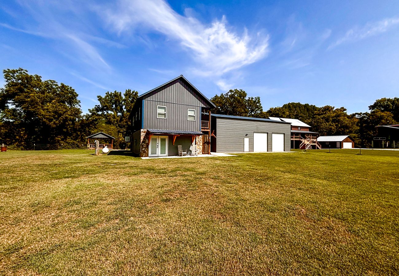 Cabin in Mountain View - *NEW* River Valley Retreat ~ directly on White River